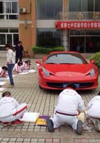 ランボルギーニやフェラーリが小学生の写生のモデルに