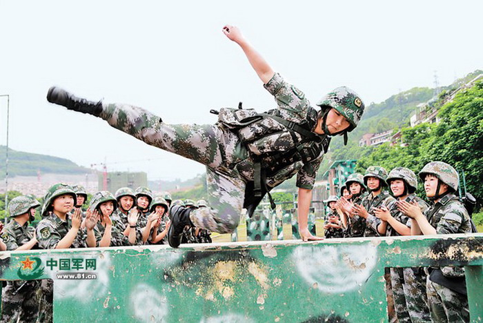 第13集団軍通信中隊の男性に負けない女性兵士