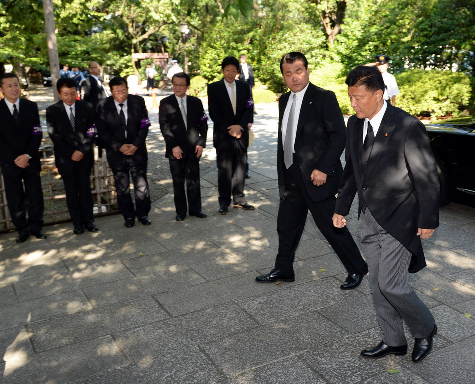 2014年8月15日、新藤義孝総務大臣（右端）が靖国神社を参拝