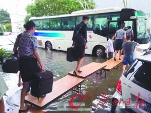 台風15号直撃で「海」と化した上海 、ネットユーザー「空港に船で行く」