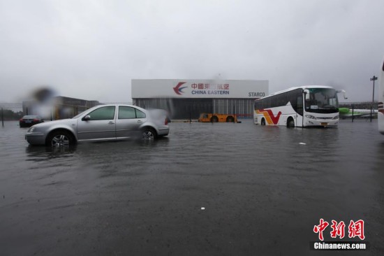 台風15号直撃で「海」と化した上海 、ネットユーザー「空港に船で行く」