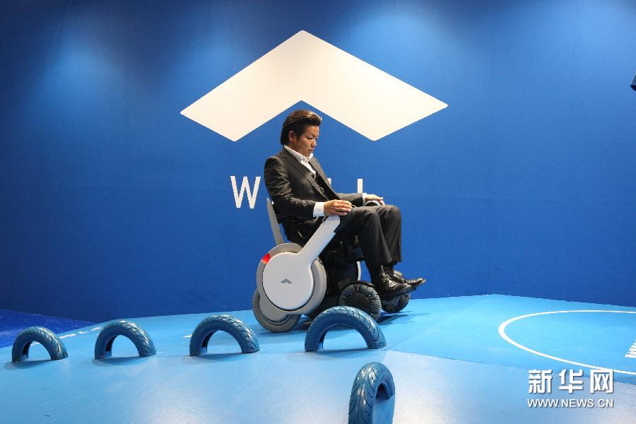 日本、東京モーターショーにて。日本の会社が電動車いす「WHILL」を展示。