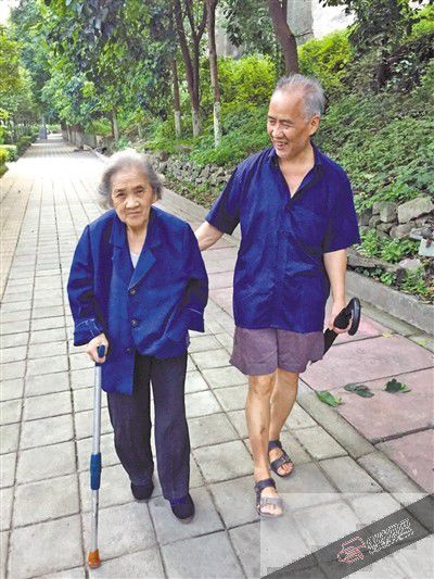 65歳の息子が毎日3時間かけ87歳の母を送迎　重慶