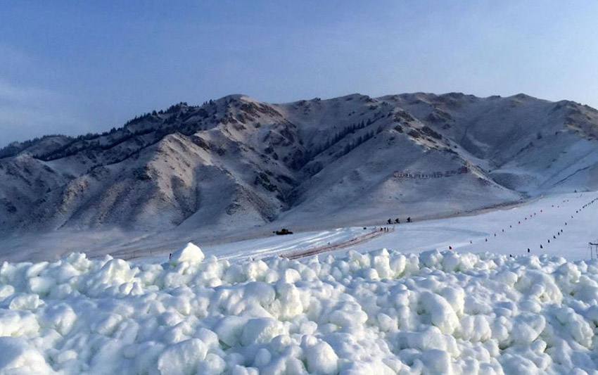 祁連山の麓に広がる雪の草原、一面に広がる壮大な景色