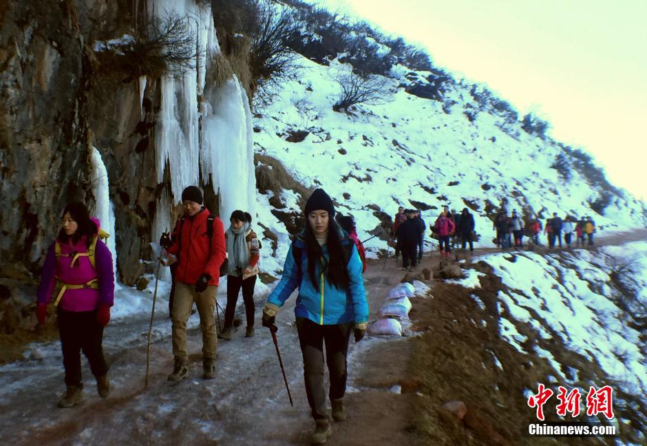 黄金に照らされる雪山、ミニヤコンカ