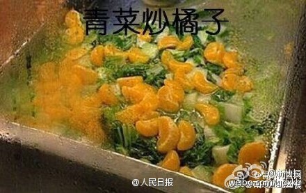 西南政法大学の食堂の珍メニュー、今回はバナナとリンゴの鶏肉料理