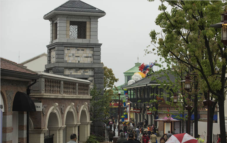 上海ディズニーが一部のエリアを公開、雨の中見学に訪れる市民