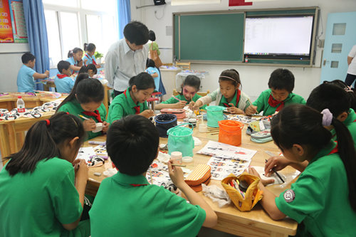 北京の小学校、無形文化遺産が生徒の「特別な技能」に