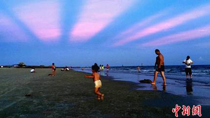 熱暑が続く北海市、美しい夕焼け空広がる