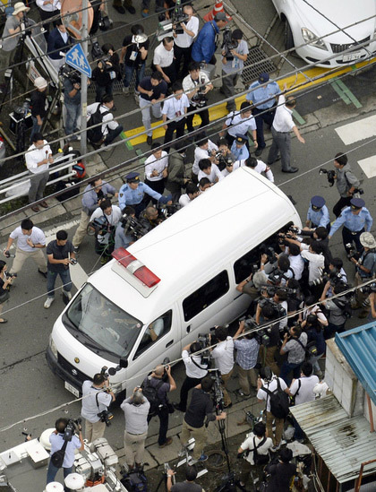 笑みを浮かべる植松容疑者　警察は家宅捜索を開始