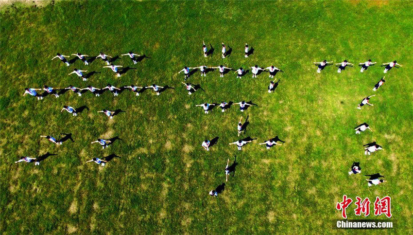 「開学了」の人文字で新学期をスタートする小学生たち　揚州市