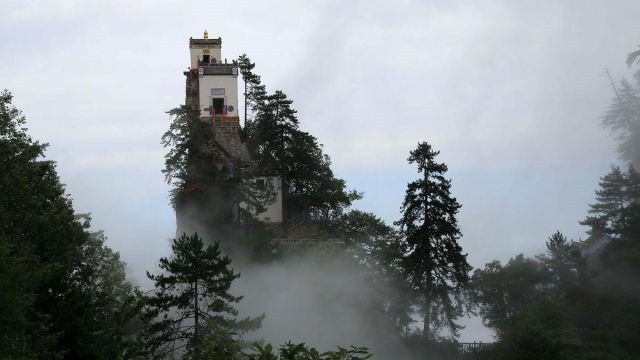 切り立った崖の上に400年　世界で最も険しい場所にある寺院　陝西省