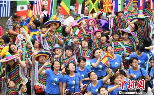 幼稚園で「世界を見よう」イベント　園児や親が民族衣装で各国の文化を体験