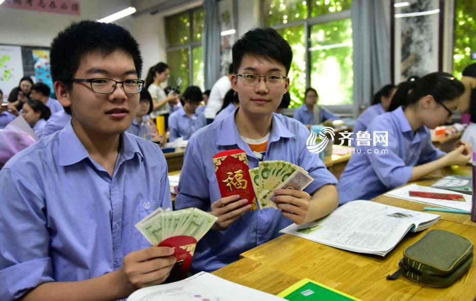 目指すは大学入試で満点！縁起担いだ祝儀袋をプレゼント