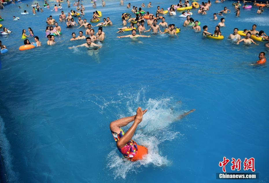 夏至入りで猛暑、プールで涼む市民たち　重慶市