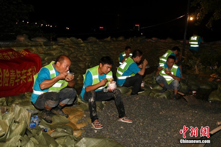 長沙市で洪水警戒1級警報発令　夜通し作業にあたる人々