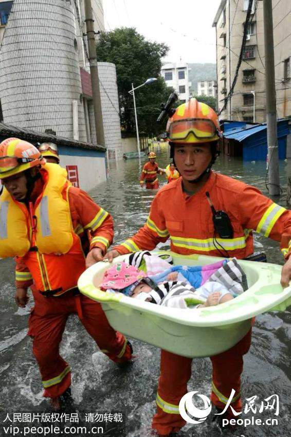 湖南省の豪雨、協力して災害救助にあたる武装警察と消防隊員たち