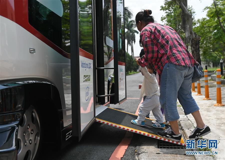 台湾初の自動運転バスがテスト運営開始　12人が乗車可能