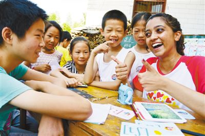 貧困山岳地帯で留守児童に授業を行う国内外の大学生ボランティア