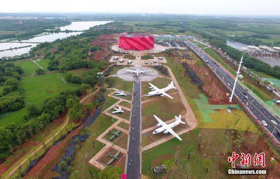 上空から撮影した南昌軍事テーマパーク、きっちりと並べられた戦闘機