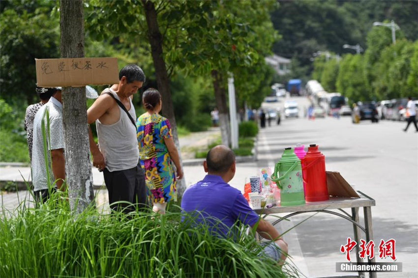 四川省九寨溝地震　救援者に無料で飲み物を提供する農民たち