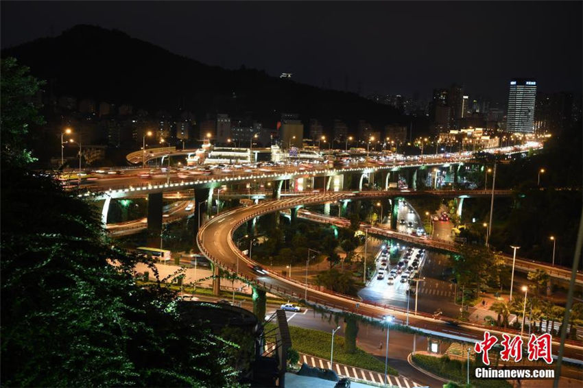 ライトアップが次第に完成し、美しい煌めき見せるアモイの夜景　福建省