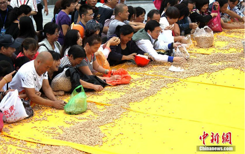 王屋山で「土」食い大会開催　約2トンの土饝を千人で山分け　河南省