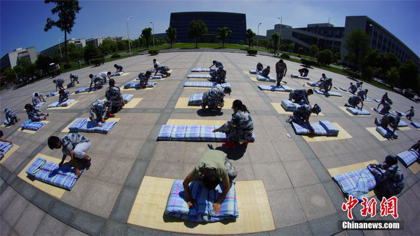 新入生たちがきっちり四角く畳んで競う「布団畳み大会」　江蘇省