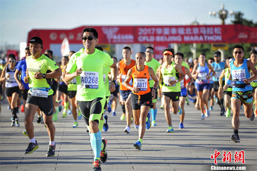 2017北京国際マラソン開催 3万人のランナーが一斉にスタート