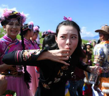 雲南で花入り月餅早食い大会開催、一足先に中秋節祝う