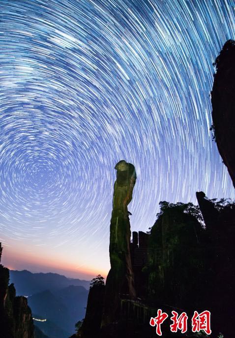 夜空に瞬く宝石　江西省の山頂に広がる幻想的な星空