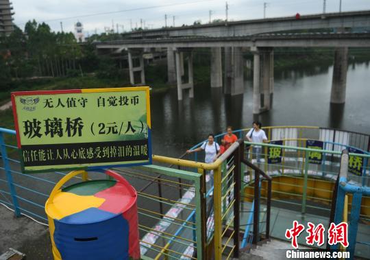 国慶節の混雑を効果的に解消　重慶の景勝地で「無人料金徴収所」設置