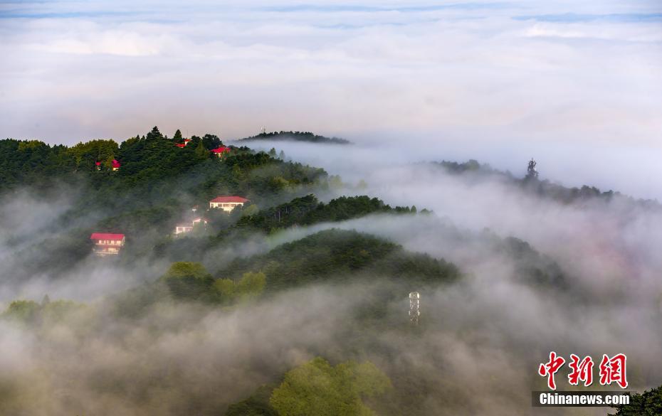 雲霧に包まれた幻想的な風景　世界でも名高い廬山の雲海