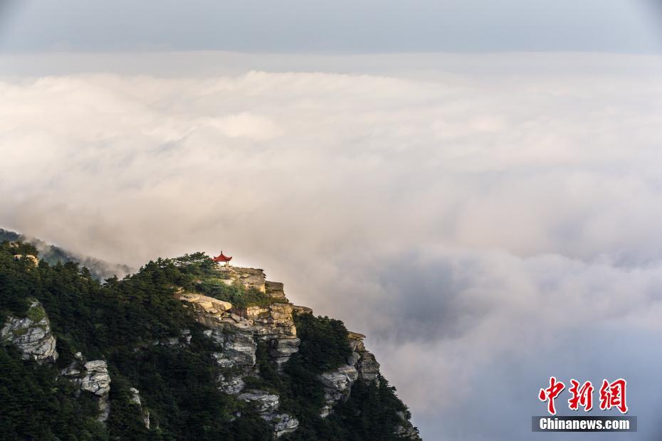 雲霧に包まれた幻想的な風景　世界でも名高い廬山の雲海