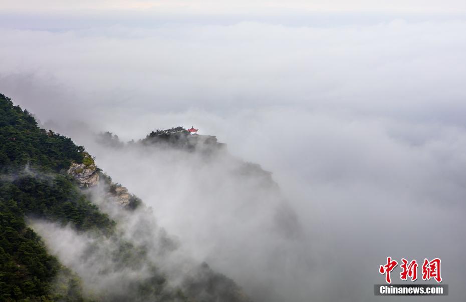 雲霧に包まれた幻想的な風景　世界でも名高い廬山の雲海