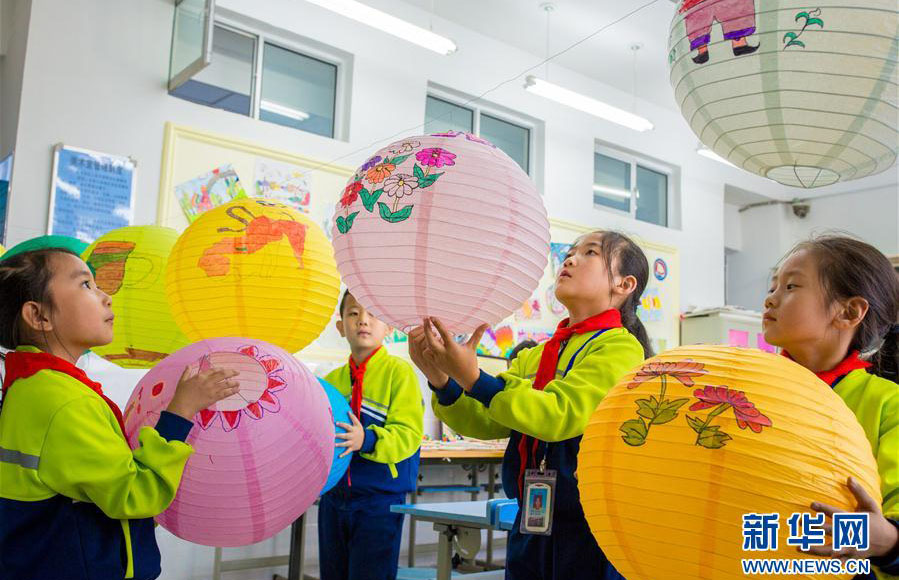 小学生が中秋節用のランタン作り　内モンゴル自治区