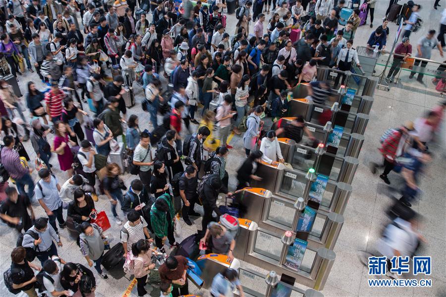 国慶節連休　全国鉄道網の移動ラッシュスタート