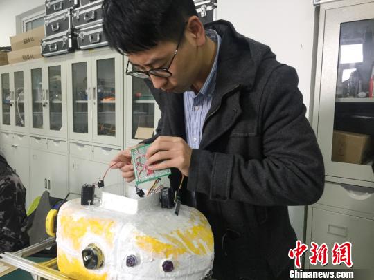 甘粛省の大学、本物そっくりのロボット魚を開発