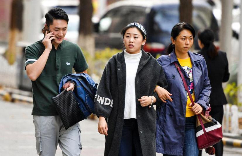 ウルムチ市で気温上昇、薄着と厚着で街行く市民たち