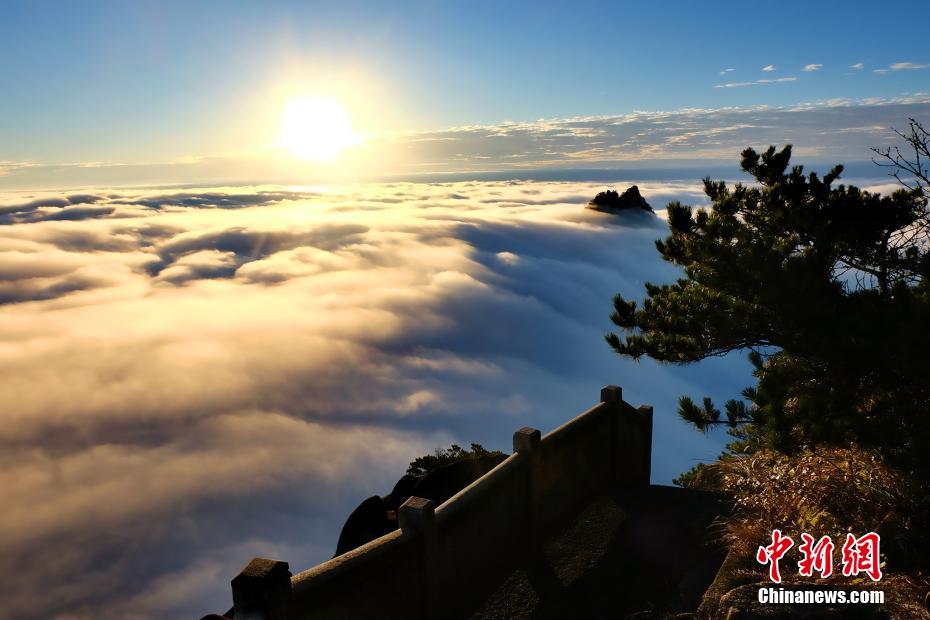 山の上を流れ落ちる瀑布のように黄山を覆う雲海