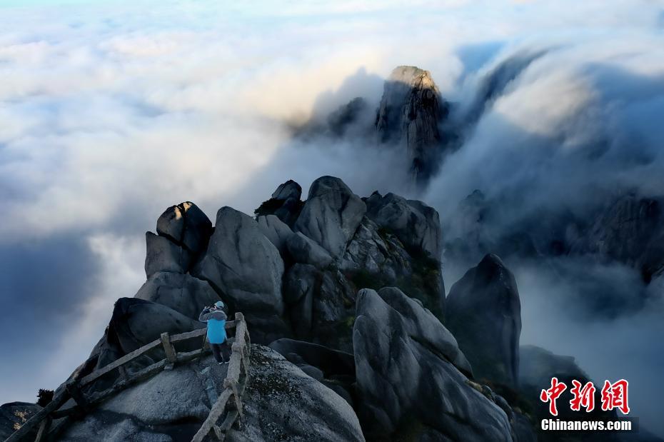 山の上を流れ落ちる瀑布のように黄山を覆う雲海