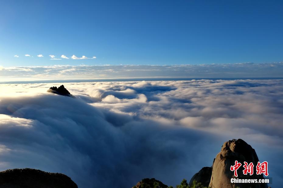 山の上を流れ落ちる瀑布のように黄山を覆う雲海