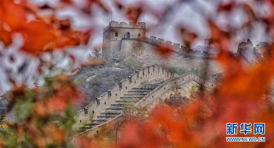 紅葉に彩られた美しい景色広がる八達嶺長城　