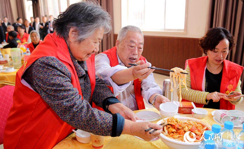 河南省で世界一長い麺・3048メートル　日本のギネス記録を大きく更新