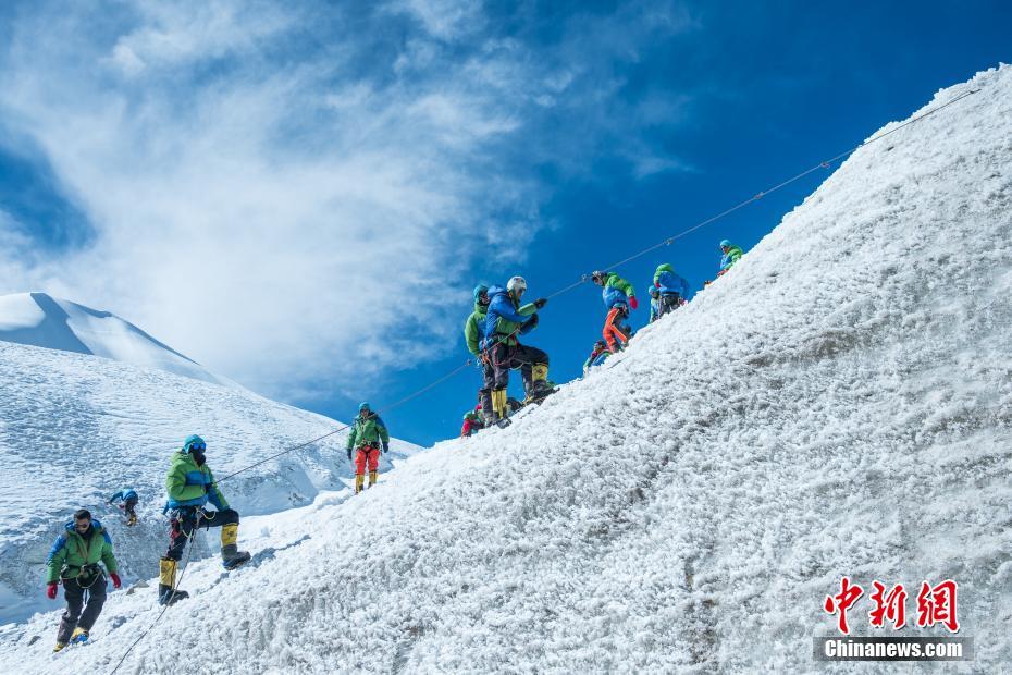 登山愛好家が凍った雪道の歩行訓練　山頂アタックに備える　チベット