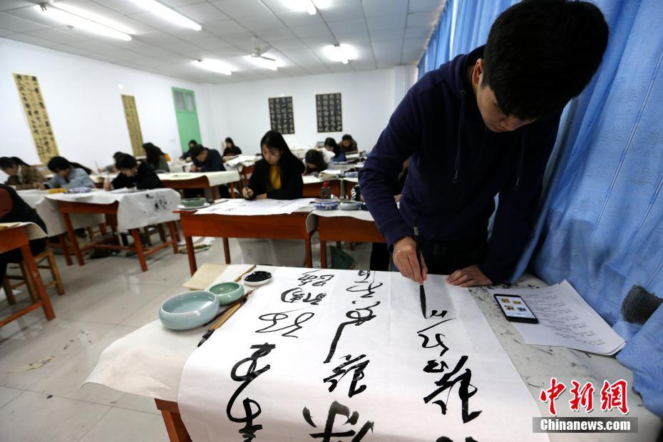 陝西省の書道学院、4年間で50編以上の詩の創作が必須