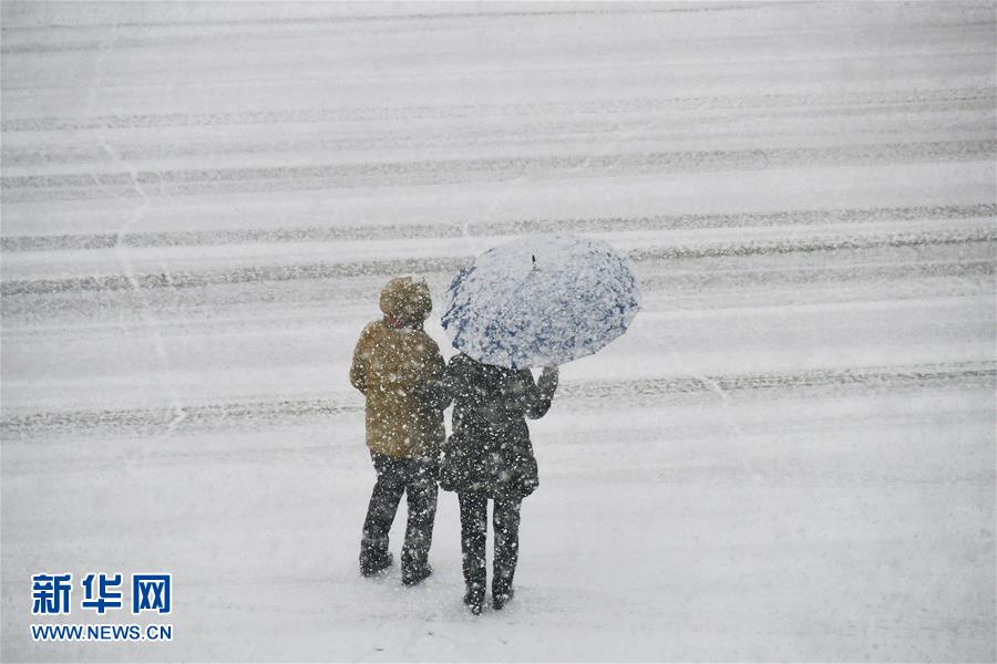 大雪続く山東省煙台市　寒さに震える市民