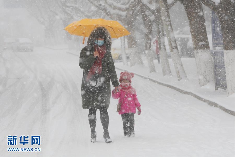 大雪続く山東省煙台市　寒さに震える市民