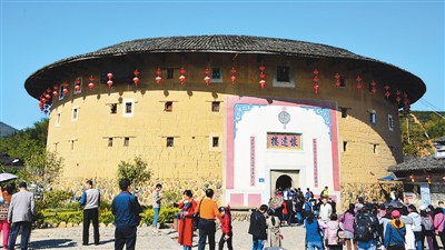 世界文化遺産の永定土楼　週末には観光客が殺到　福建省