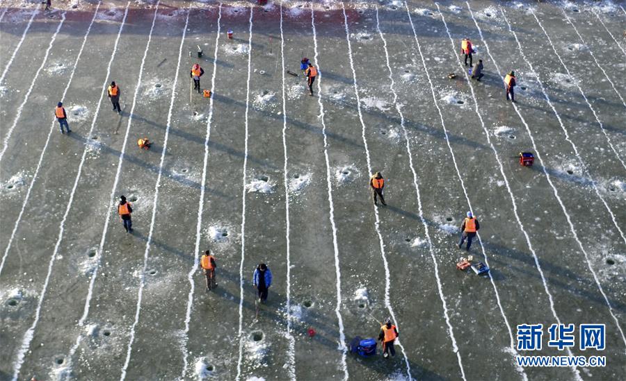 氷上の熱き戦い　寧夏で「冬季氷上釣り大会」開催